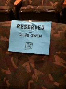 クライヴ・オーウェンの席。