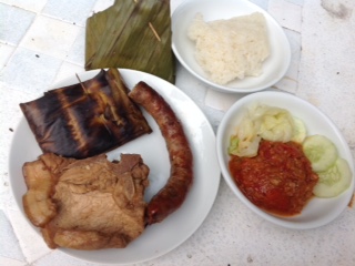 タイ北部の典型的な朝食メニュー「チェンマイソーセージ、カオニャオ、ナンプリック、チェンマイ風納豆」など