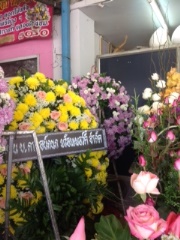 タイのお葬儀で見られる派手な色の献花
