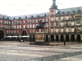 あいにくの雨＠マヨール広場。スペイン王フェリペ3世の騎馬像。