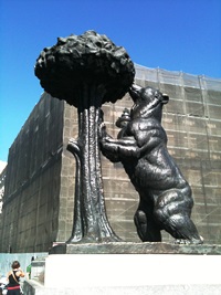 マドリード市プエルタ・デ・ソル広場にあるクマとイワナシの像。マドリード市の紋章にも描かれている。