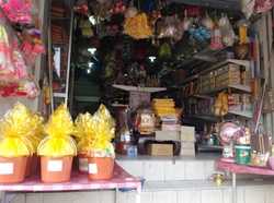 仏教関係の品を扱う店には、お寺へのお供え物がたくさん並ぶ。