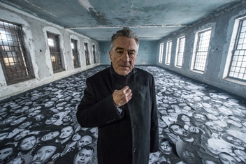 Ellis - Robert De Niro among thousands of portraits, on set (2) - コピー